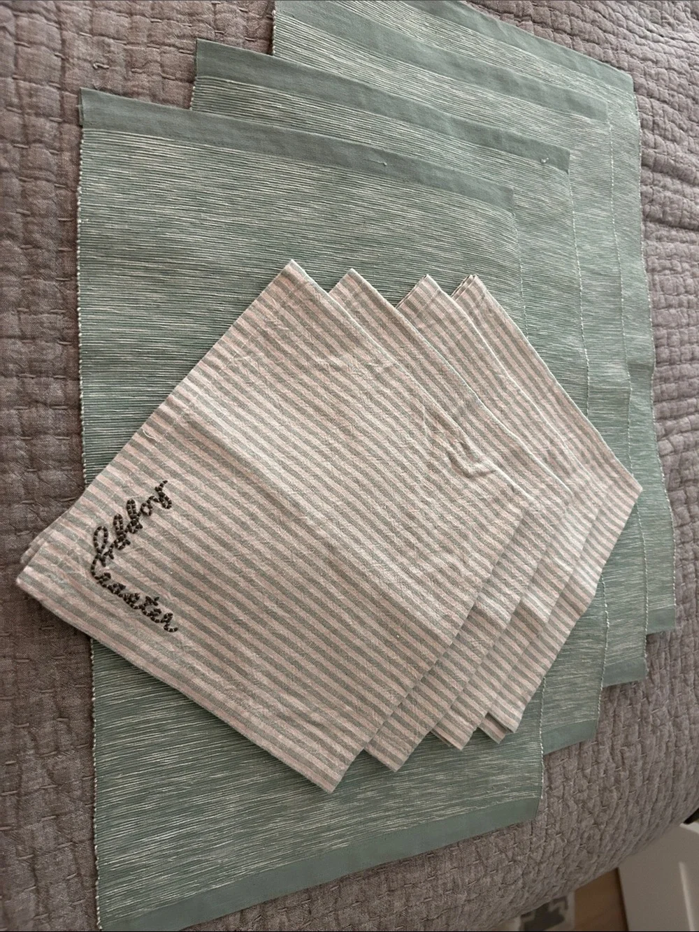 Pottery Barn Set of 4 Happy Easter striped napkins with matching placemats